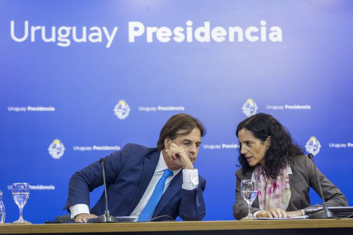 Luis Lacalle Pou y Azucena Arbeleche, durante una conferencia de prensa en la Torre Ejecutiva (archivo, abril de 2020). · Foto: .