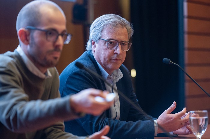 Federico Caporale y Gustavo Viñales, el 16 de octubre, durante el Seminario de Diálogo Social, en el edificio anexo a la Torre Ejecutiva. · Foto: Alessandro Maradei Federico Caporale y Gustavo Viñales, el 16 de octubre, durante el Seminario de Diálogo Social, en el edificio anexo a la Torre Ejecutiva. · Foto: Alessandro Maradei