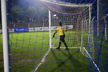 Partido entre Colonia Interior y Colonia Capital , en el Estadio del Club Nacional de Nueva Helvecia. · Foto: Ignacio Dotti