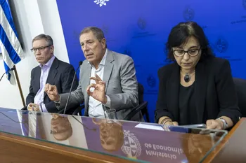 Martín Vallcorba, Gabriel Oddone, Bibiana Lanzilotta, el 27 de febrero, en la sede del ministerio. · Foto: Rodrigo Viera Amaral