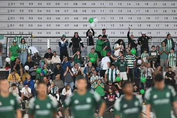 Hinchada de Racing, el 12 de abril. · Foto: Alessandro Maradei