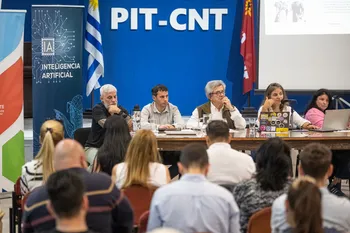 Pablo da Rocha, Christian Vera, Juan Raso Delgue, Lorena Etcheverry y Mariela Quiñones, el 15 de abril, en la sede del PIT-CNT. · Foto: Gianni Schiaffarino