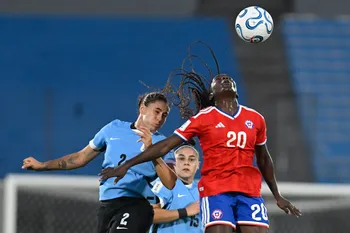 Stephanie Lacoste, de Uruguay, Mary Valencia, de Chile, durante el partido Uruguay - Chile, el 18 de abril, en el estadio Centenario. · Foto: Guillermo Legaria, Agencia Gamba