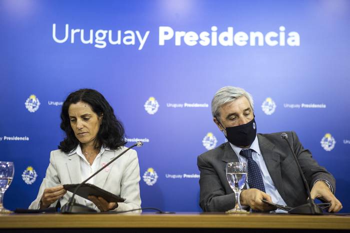 Azucena Arbeleche y Alejandro Irastorza, durante una conferencia de prenas (archivo, octubre de 2020). · Foto: .