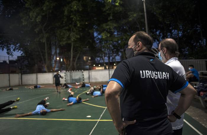 Entrenamiento de la selección uruguaya de handball, en el Colegio Alemán.  · Foto: Natalia Rovira