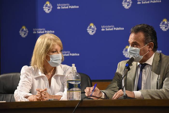 Carolina Cosse y Daniel Salinas, el 26 de enero, en el Ministerio de Salud Pública.  · Foto: Federico Gutiérrez