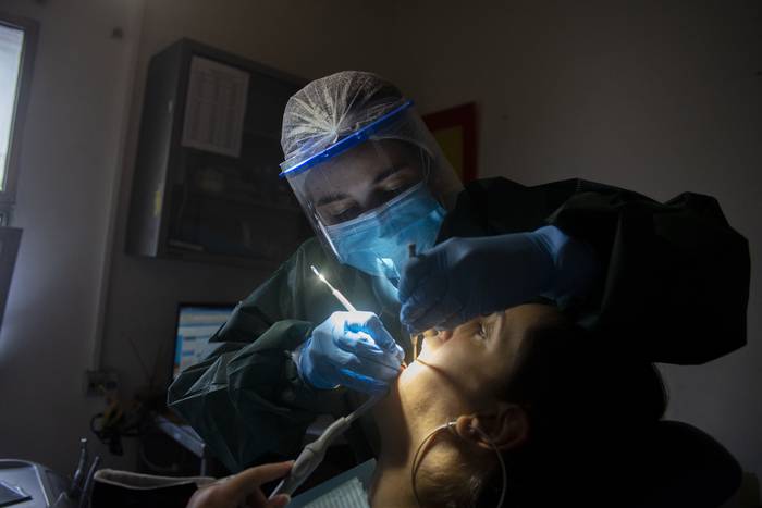 Foto principal del artículo 'RedDentis: la Cooperativa Odontológica de Montevideo abrió un centro diagnóstico para orientar a socios y no socios' · Foto: Alessandro Maradei