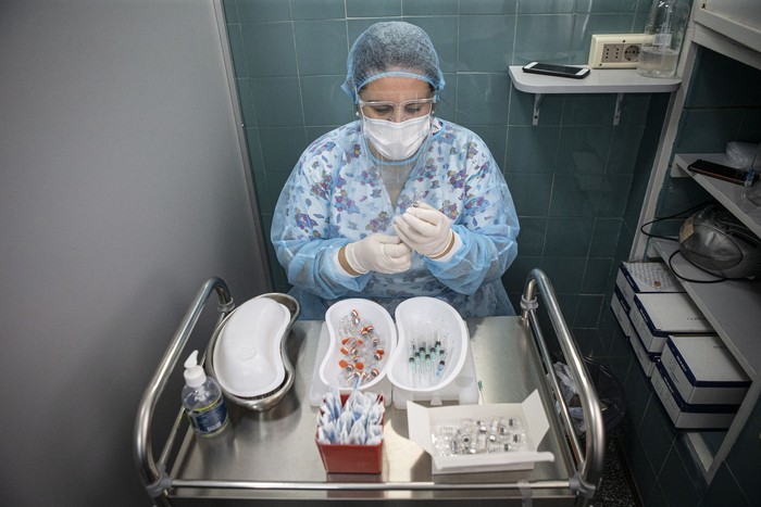 Preparación de dosis de la vacuna Sinovac, en el Hospital Pereira Rossell, Montevideo (archivo, abril de 2021). · Foto: .