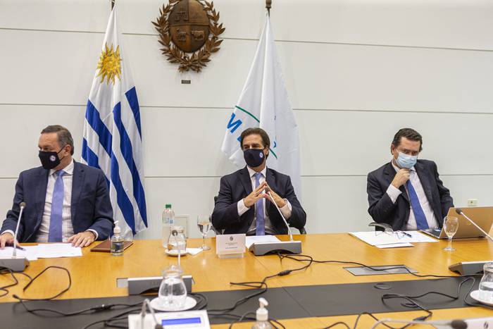 Álvaro Delgado, Luis Lacalle Pou y Rodrigo Ferres, durante un Consejo de Ministros en Torre Ejecutiva, Montevideo (archivo, abril de 2022). · Foto: .