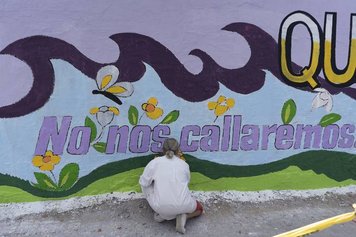 La Intersocial Feminista junto con diversos colectivos, durante la pintada de un mural en Montevideo (archivo, marzo de 2021). · Foto: Mariana Greif