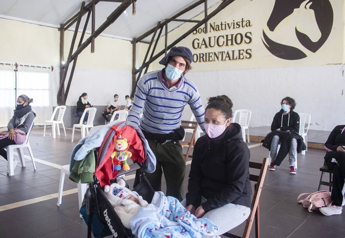 Manuel y Carol, en el vacunatorio instalado en la Sociedad Nativista Gauchos Orientales, en 25 de Mayo. · Foto: Alessandro Maradei