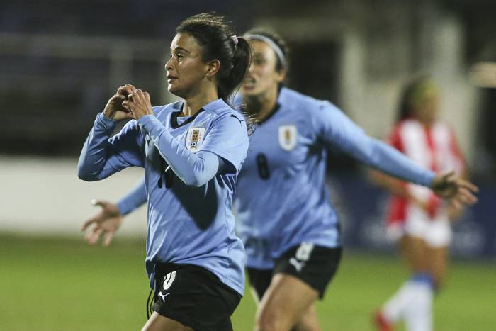 Carolina Birizamberri, tras convertir un gol con la selección uruguaya. (archivo, junio de 2021) · Foto: .