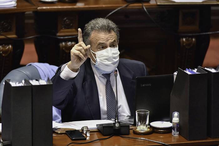 Daniel Salinas, el 6 de julio de 2021, durante la interpelación en el Parlamento.  · Foto: Federico Gutiérrez