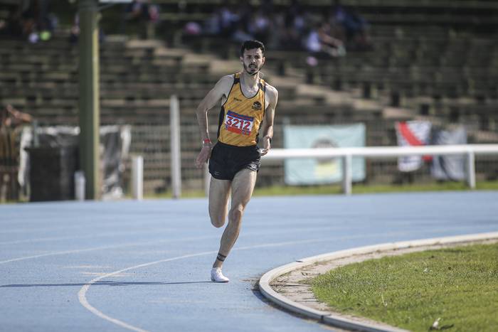 Santiago Catrofe, en el campeonato Nacional de Mayores, en la pista de Atletismo Darwin Piñeyrúa (archivo, mayo de 2021). · Foto: Ernesto Ryan