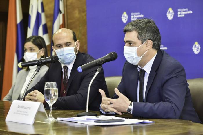 Florencia Krall, Martín Lema y Nicolás Scarella, el 20 de julio de 2021, durante la presentación del Plan Nacional de Cuidados, en el Mides, en Montevideo. · Foto: Federico Gutiérrez