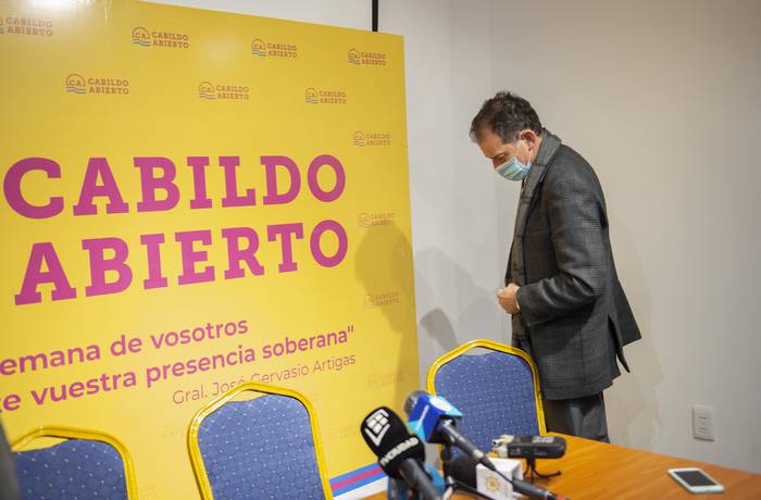 Guido Manini Ríos, previo a una conferencia de prensa, en la sede de Cabildo Abierto (archivo, agosto de 2021). · Foto: Alessandro Maradei