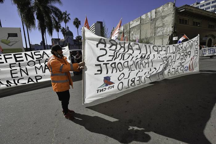 Trabajadores de ANCAP se concentran frente el Ministerio de Trabajo (archivo, agosto de 2021). · Foto: Federico Gutiérrez