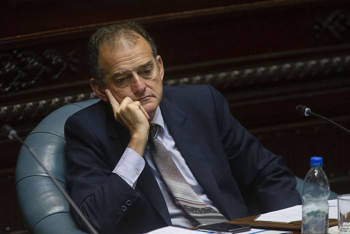 Guido Manini Ríos, durante una sesión en la Cámara de Senadores, en el Palacio Legislativo (archivo, octubre de 2021). · Foto: .