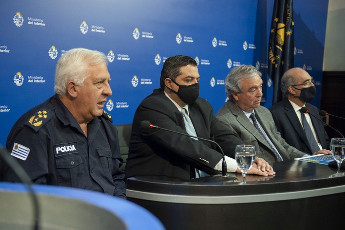 Diego Fernández, Luis Calabria, Luis Alberto Heber y Guillermo Maciel, el 18 de octubre, en el Ministerio del Interior, en Montevideo. · Foto: Alessandro Maradei
