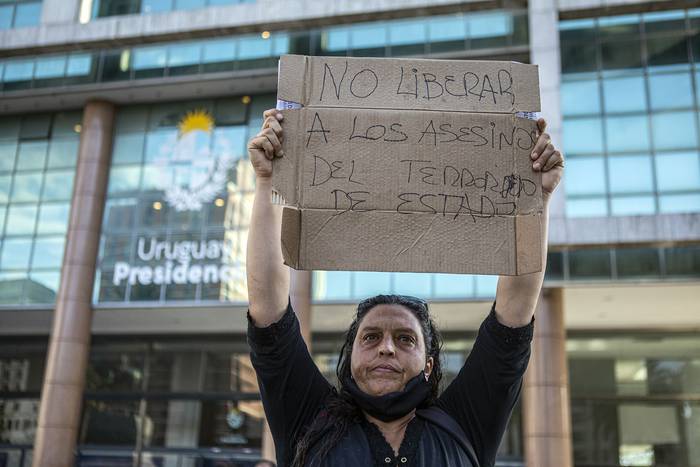 Manifestantes contra la propuesta de Cabildo Abierto, el 8 de noviembre, frente a la Torre Ejecutiva. · Foto: .