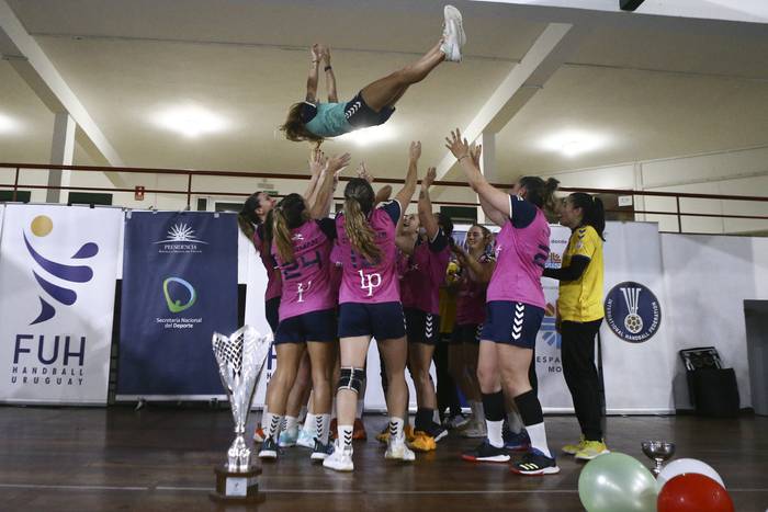 Jugadoras de la Scuola Italiana celebran tras ganar la liga de Handball Uruguayo Femenino · Foto: .