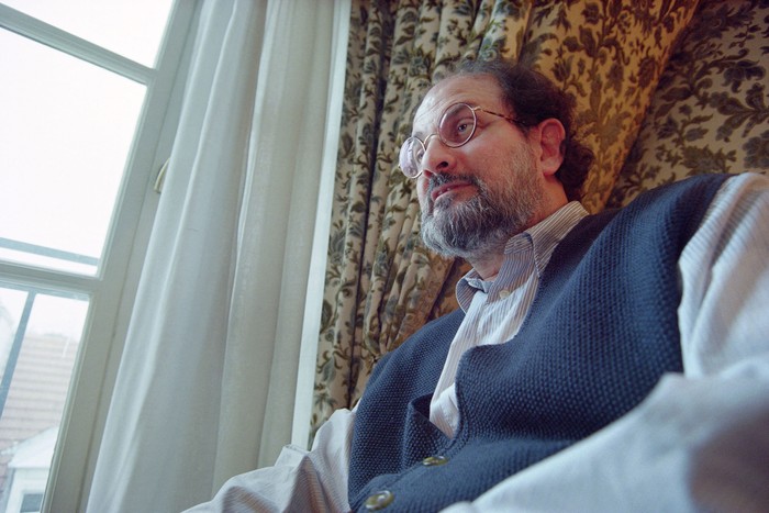 Salman Rushdie en París, el 16 de febrero de 1996. · Foto: Joel Robine, AFP