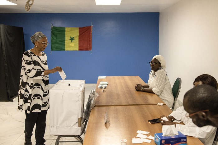 Mesa de votación simulada creada por miembros del grupo de líderes religiosos y de la sociedad civil Aar Sunu Election, el 25 de febrero, en Dakar. · Foto: John Wessels / AFP