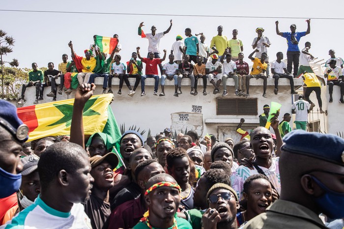 Senegaleses esperan la llegada del equipo, el 7 de febrero, en Dakar. Foto: John Wessels, AFP
