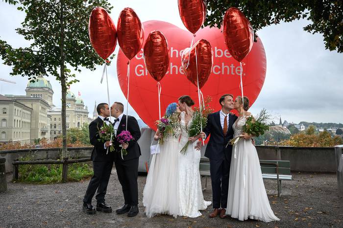Parejas posan durante un evento fotográfico durante un referéndum nacional sobre el matrimonio entre personas del mismo sexo, en la capital suiza, el 26 de setiembre, en Berna. Foto: Fabrice COFFRINI, AFP.