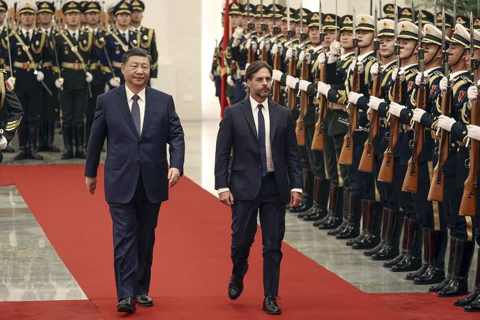 Xi Jinping, presidente chino, y Luis Lacalle Pou, presidente uruguayo, pasan revista a una guardia de honor, en el Gran Palacio del Pueblo en Beijing (22.11.2023). · Foto: Florencia Lo, pool, AFP