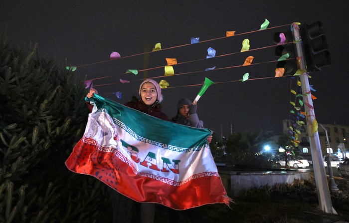 Iraníes celebran la clasificación a Catar 2022, el 27 de enero, en Teherán. · Foto: Atta Kenare, AFP