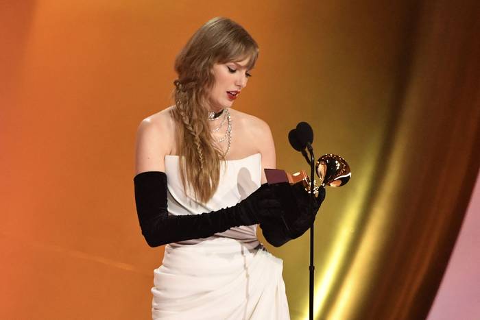 Taylor Swift, recibe el premio al Mejor álbum vocal pop por _Midnights_, el 4 de febrero, durante la 66ª Entrega Anual de los Premios Grammy en el Crypto.com Arena de Los Ángeles. · Foto: Valerie Macon, AFP