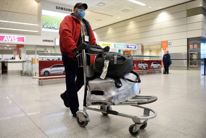 Llegada de primer vuelo desde Europa luego de recuparada la conectividad por la pandemia de COVID-19, Aeropuerto Internacional de Carrasco, Montevideo (archivo, julio de 2020). · Foto: Daniel Rodríguez, adhocFOTOS