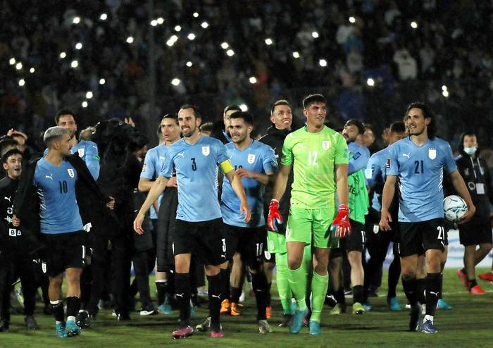 Jugadores de Uruguay festejan tras ganar el partido contra Perú, en el Estadio Centenario. · Foto: Raul Martínez, POOL AFP