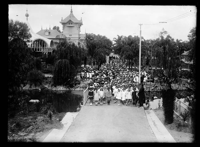 Grupo de escolares en el  Zoológico de Villa Dolores en 1923. · Foto: CdF, s/d de autor