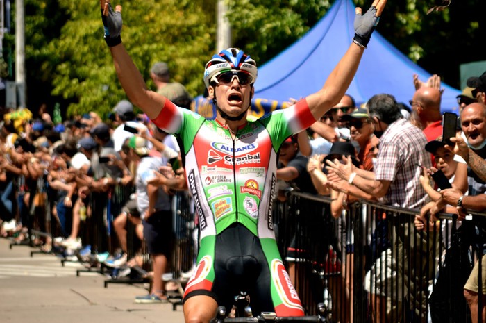 Nahuel Soares de Lima del San Antonio de Florida, ganador de la etapa de este martes en Rutas de América. · Foto: Uruguay Ciclismo Total