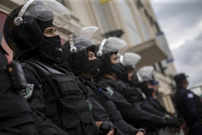 Policías frente el Ministerio de Trabajo y Seguridad Social. · Foto: .