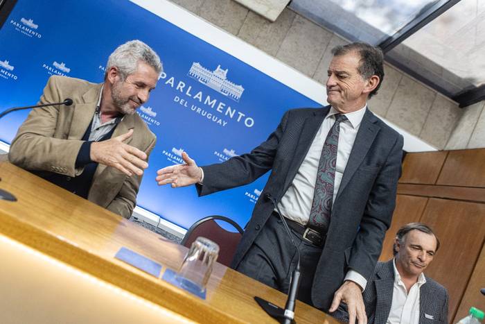 Gonzalo Pessi, Guido Manini Ríos y Norberto Pereira, el 3 de octubre, en la conferencia de prensa en el edificio anexo del Palacio Legislativo. · Foto: Ernesto Ryan