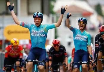 El ciclista uruguayo Thomas Silva, del equipo XDS Astana, celebra al cruzar la línea de meta en la segunda etapa del Giro de Italia 2026 —la vuelta ciclista a Italia— entre Burgas y Veliko Tarnovo, Bulgaria, el 9 de mayo. · Foto: Luca Bettini, AFP