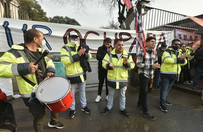 Manifestación del Sindicato de Trabajadores de la Industria Química, base sindical Alur biodiésel, en la puerta de la planta en la calle Doroteo Enciso, Montevideo. · Foto: Federico Gutiérrez
