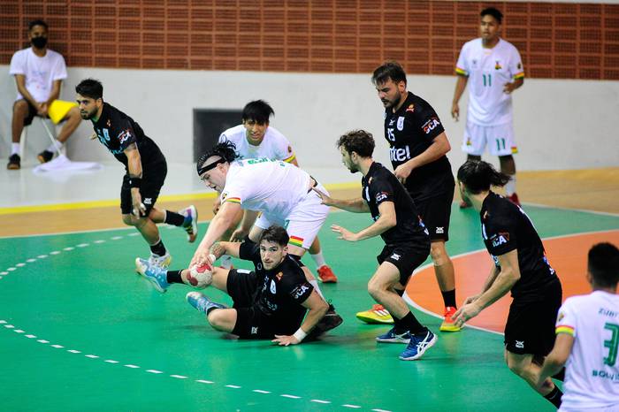 La selección uruguaya de handball enfrenta a Bolivia, en Recife, Brasil. · Foto: Coscabal