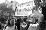 Manifestación de apoyo al gobierno de Brasil, ayer, frente a la embajada en Montevideo. Foto: Federico Gutiérrez
