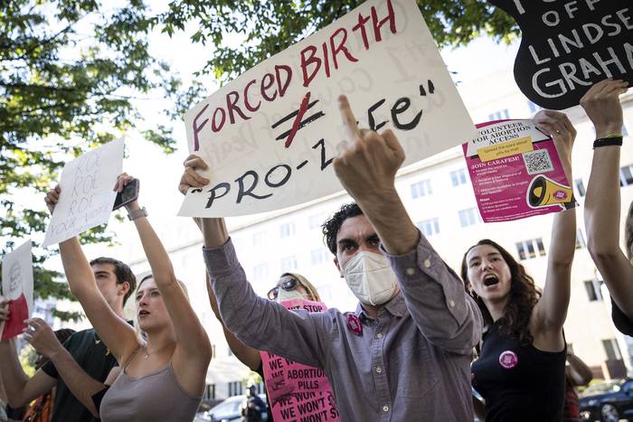 Activistas por el derecho al aborto protestan en la cena anual de gala y recaudación de fondos Susan B. Anthony Pro-Life Americas, el 13 de setiembre, en el National Building Museum, en Washington. · Foto: Drew Angerer / AFP