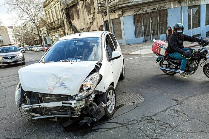 Accidente de tránsito en la calle Mercedes en Montevideo (archivo, julio de 2021). · Foto: Javier Calvelo, adhocFOTOS
