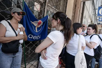 Concentración de AEBU frente al Ministerio de Trabajo, el 30 de diciembre de 2025. · Foto: Inés Guimaraens