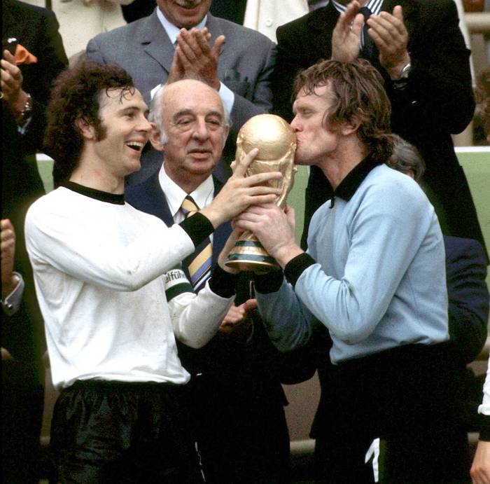 Franz Beckenbauer junto a Sepp Maier, campeones del mundo en Munich, Alemania (archivo, julio 1974). · Foto: AFP