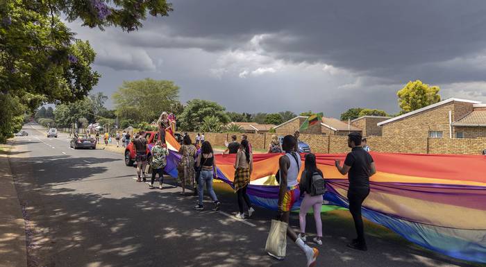 Miembros de la comunidad LGTBI+ marchan durante el Orgullo de Pretoria el 4 de diciembre de 2021. · Foto: Guillem Sartorio, AFP