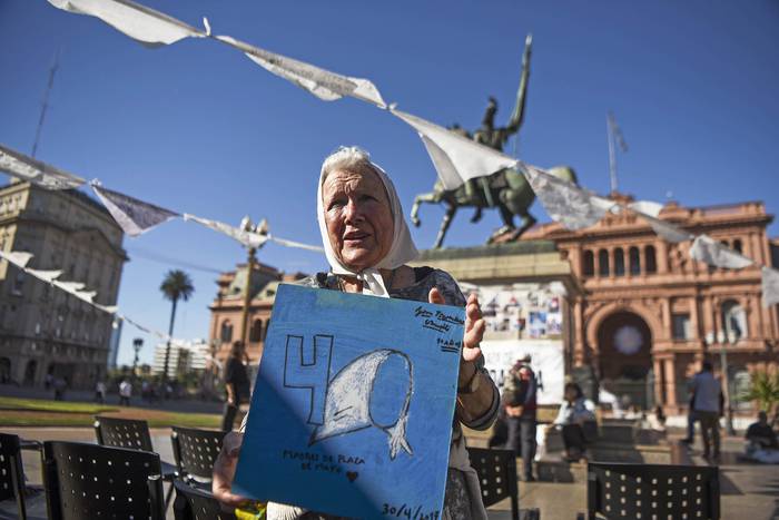 Nora Cortiñas, integrante de Madres de Plaza de Mayo Línea Fundadora, frente a la Casa Rosada, en Buenos Aires. (archivo, mayo de 2017) · Foto: Eitan Abramovich