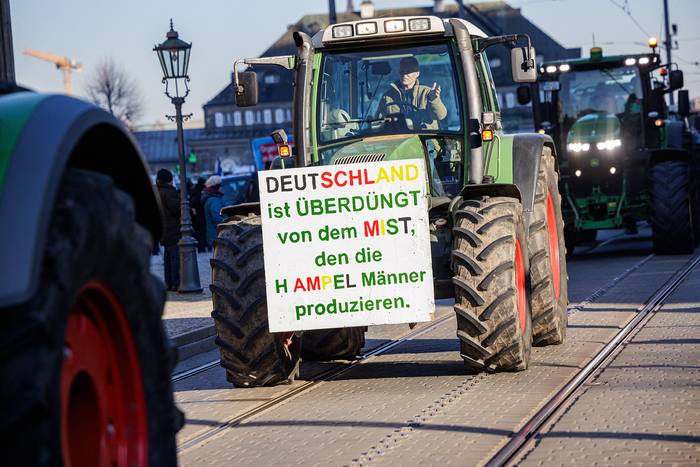 Agricultores alemanes protestan contra los planes del gobierno de eliminar los subsidios fiscales al diésel para vehículos agrícolas, en Dresde, Alemania (10.01.2024). · Foto: Jens Schlueter / AFP