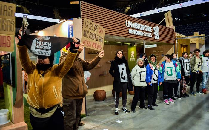Foto principal del artículo 'Maquillaje verde: activistas se manifestaron en la Expo Uruguay Sostenible 2023 contra el “enverdecimiento de proyectos contaminantes”' · Foto: Sofía Ferreyra Vaggione